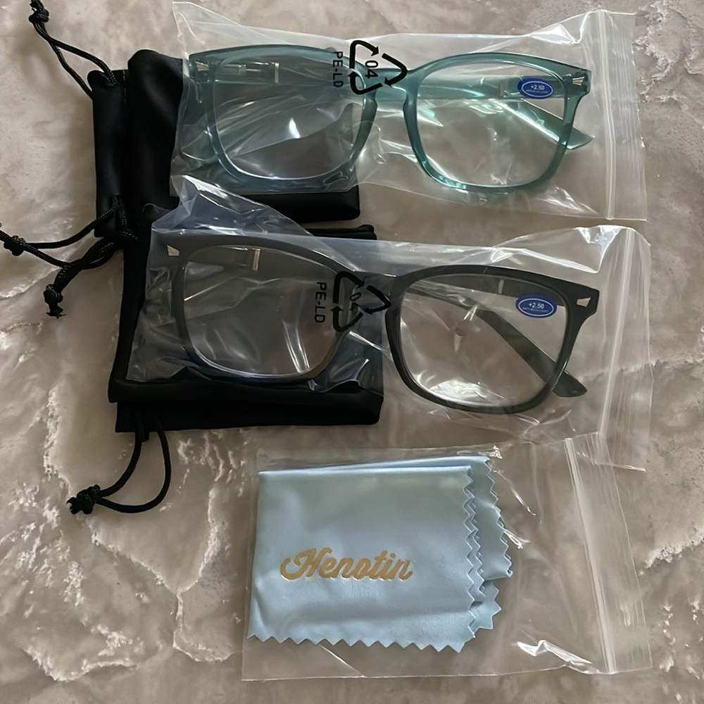 Two pairs readers 2.5 + blue light combination readers one black and one teal